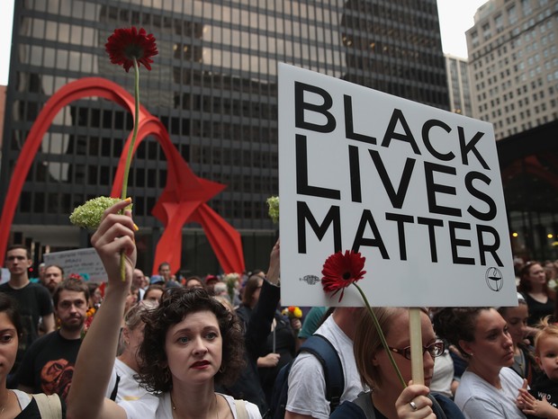 Em Chicago, manifestantes carregam o cartaz do movimento Black Lives Matter, que combate o racismo nos Estados Unidos (Foto: Getty Image )