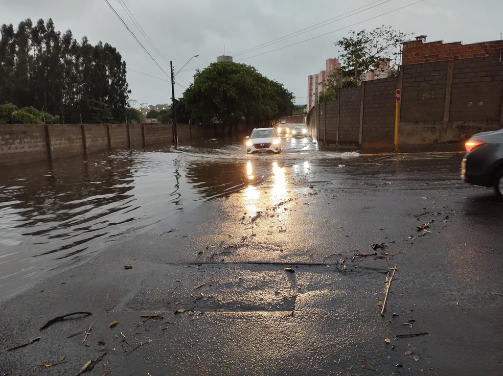 Alagamento foi registrado na Rua Hygino Langhi, no Residencial São Marcos, em Presidente Prudente — Foto: Marcos Trentin