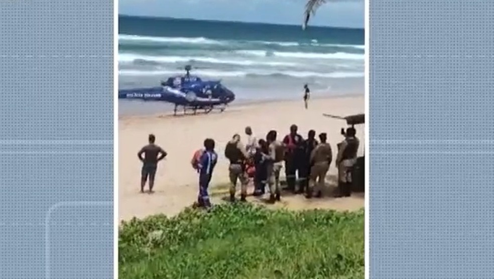 Duas mulheres são regatadas pelo Graer em praia da Região Metropolitana de Salvador — Foto: Reprodução/TV Bahia
