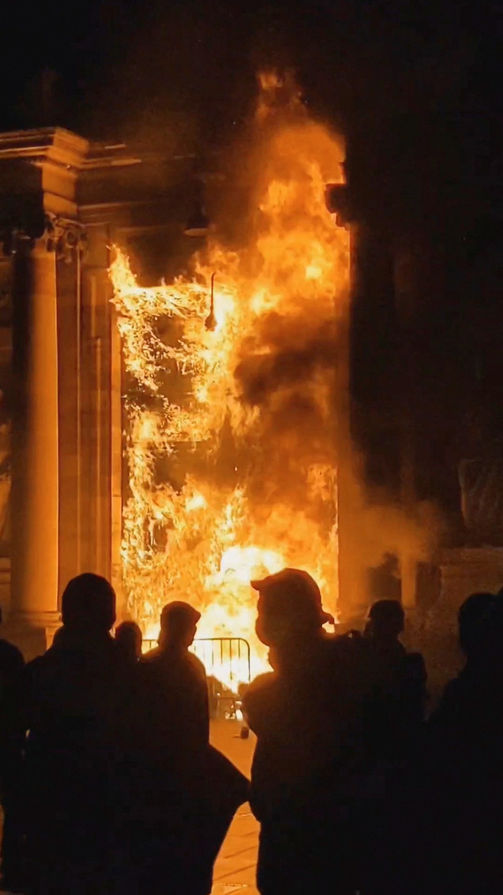 Prefeitura de Bordeaux fica em chamas durante uma manifestação contra a reforma da previdência na França, em 23 de março de 2023 — Foto: Reprodução/Bookee0/Twitter via Reuters