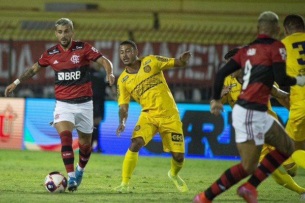Arrascaeta é o quinto jogador do atual elenco a entrar no top 100 de gols da história do Flamengo
