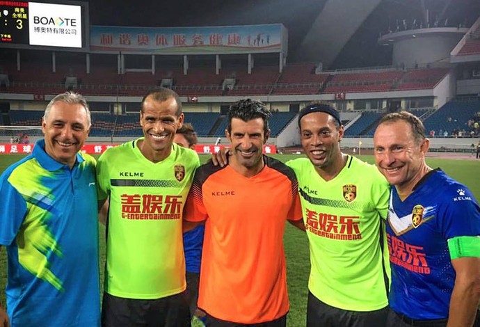 Stoichkov, Rivaldo, Figo, Ronaldinho Gaúcho e Papin (Foto: Reprodução / Twitter)