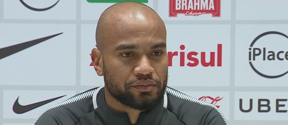 Rodrigo Moledo cumpre suspensÃ£o contra o Cruzeiro (Foto: ReproduÃ§Ã£o / RBS TV)