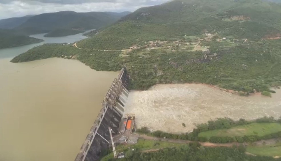 Vazão de barragem e chuva causaram inundação em Jequié — Foto: TV Bahia