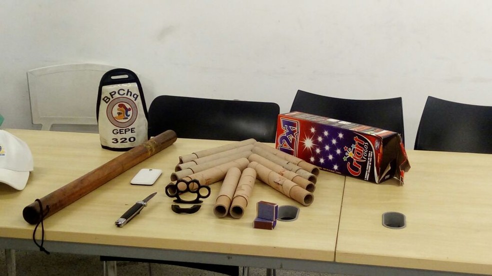 Objetos apreendidos pela PM na sede da Força Jovem Vasco (Foto: Divulgação/Polícia Militar)