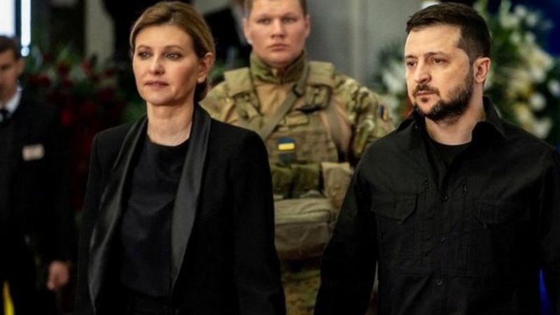 Olena Zelenska ao lado do marido Volodymyr Zelensky, em foto de 17 de maio; ela disse que ficou dois meses e meio sem poder vê-lo quando a guerra começou (Foto: Reuters via BBC News)