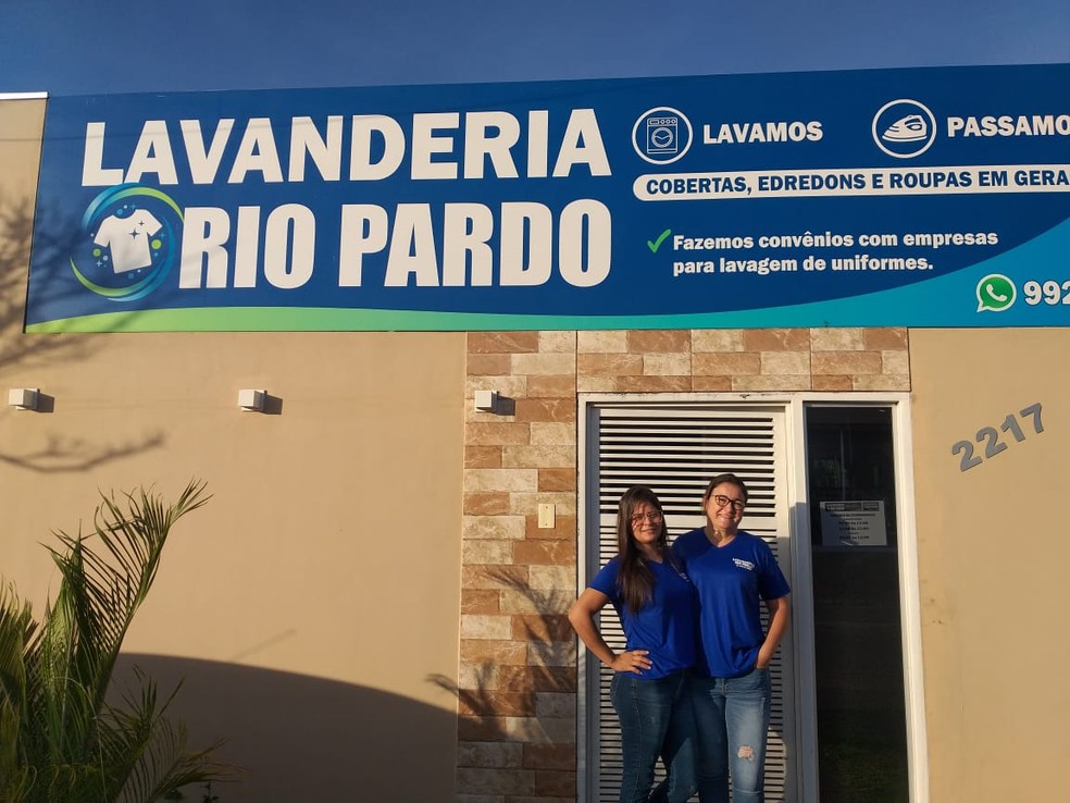 Empresária de Ribas do Rio Pardo, Lucimara, e a sobrinha Fabiana, na primeira sede de sua lavanderia — Foto: Lucimara Vilhalva/Arquivo Pessoal