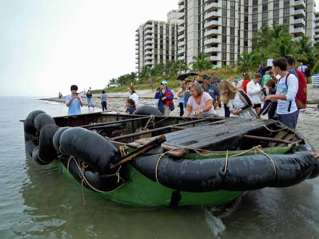 Barco improvisado usado para a travessia de nove cubanos até Miami. (Foto: David Adams / Reuters)
