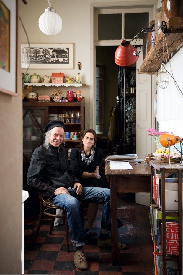 Casal de artistas cria padronagens em revestimentos na própria casa (Foto: Filippo Bamberghi)