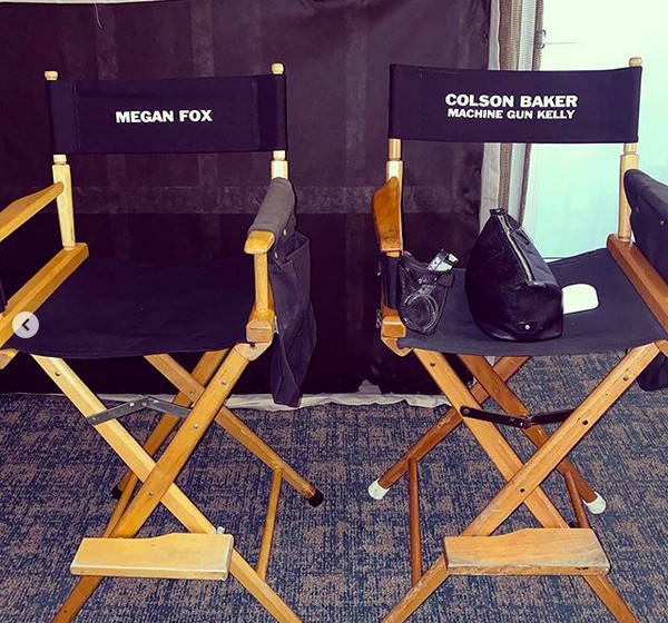 O post do rapper Machine Gun Kelly que mostra uma cadeira com o nome dele ao lado da cadeira com o nome de Megan Fox no set do drama policial Midnight in the Switchgrass (Foto: Instagram)
