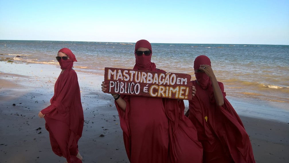 Severinas circularam pelas praias com placas contra o assédio e abuso sexual (Foto: Waldson Costa / G1)