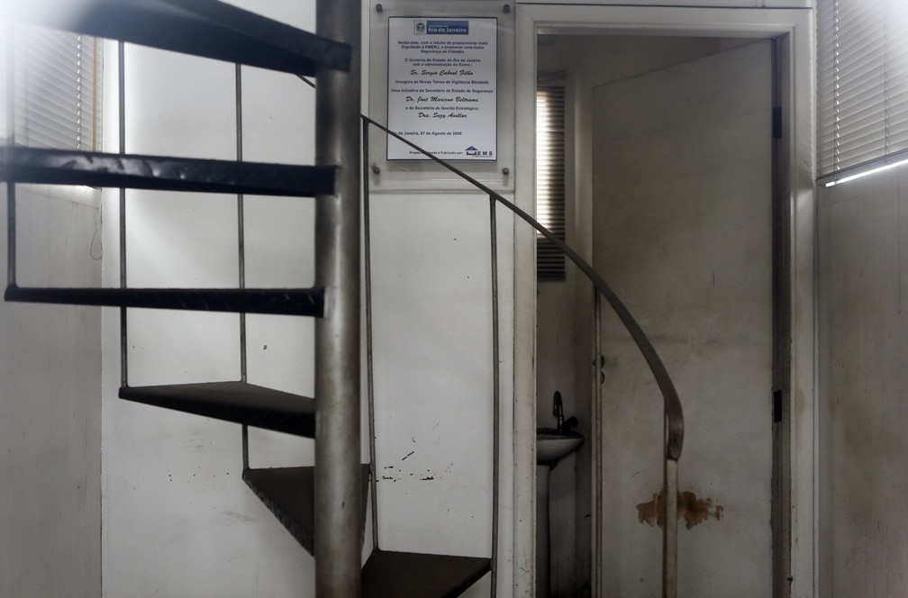 Visão interna da parte inferior de uma torre blindada da PM semelhante à que foi instalada no Alemão (Foto: Marcos Serra Lima/G1)