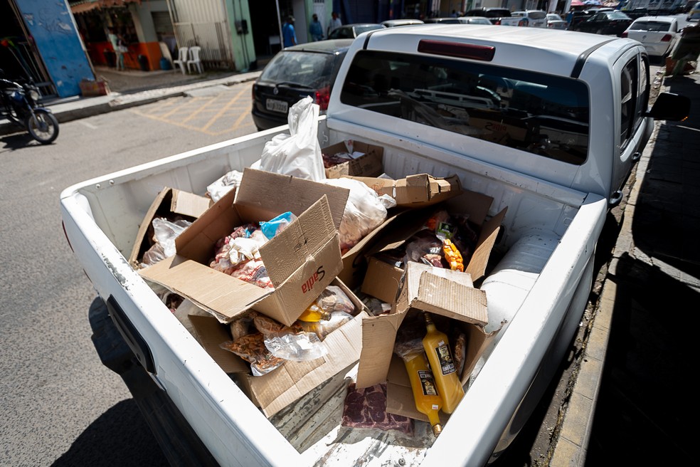 Procon e Vigilância Sanitária apreendem quase 300 kg de carne irregular durante fiscalização em Juazeiro — Foto: Divulgação/Prefeitura de Juazeiro