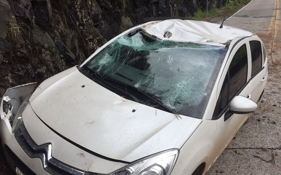 Carro danificado após deslizamento de pedras em SC (Foto: Samuel Madeira/Portal Sul in Foco)