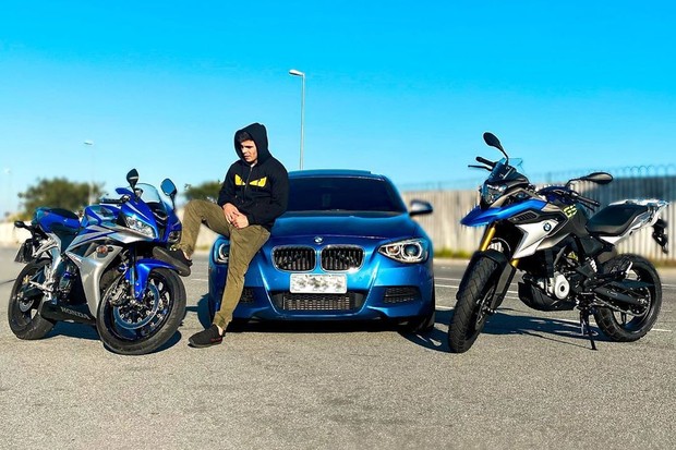 Thomaz Costa com seu carro BMW e duas motos (Foto: Reprodução/Instagram)