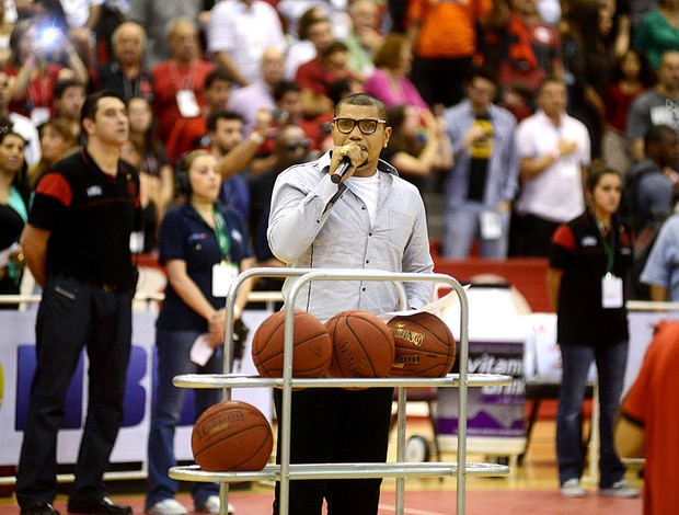 Naldo vibra com título do Flamengo no NBB: Posso me jogar agora?