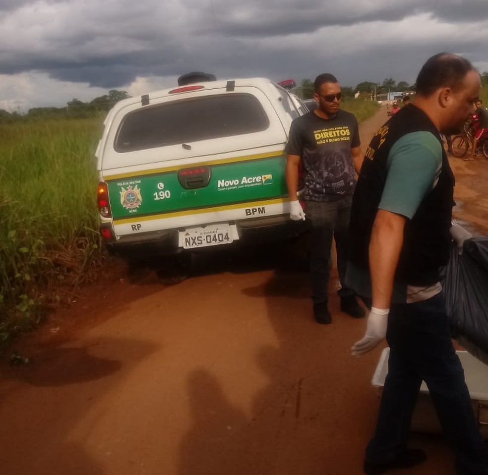 Corpo em decomposição foi achado por populares em ramal de Rio Branco (Foto: Arquivo pessoal)