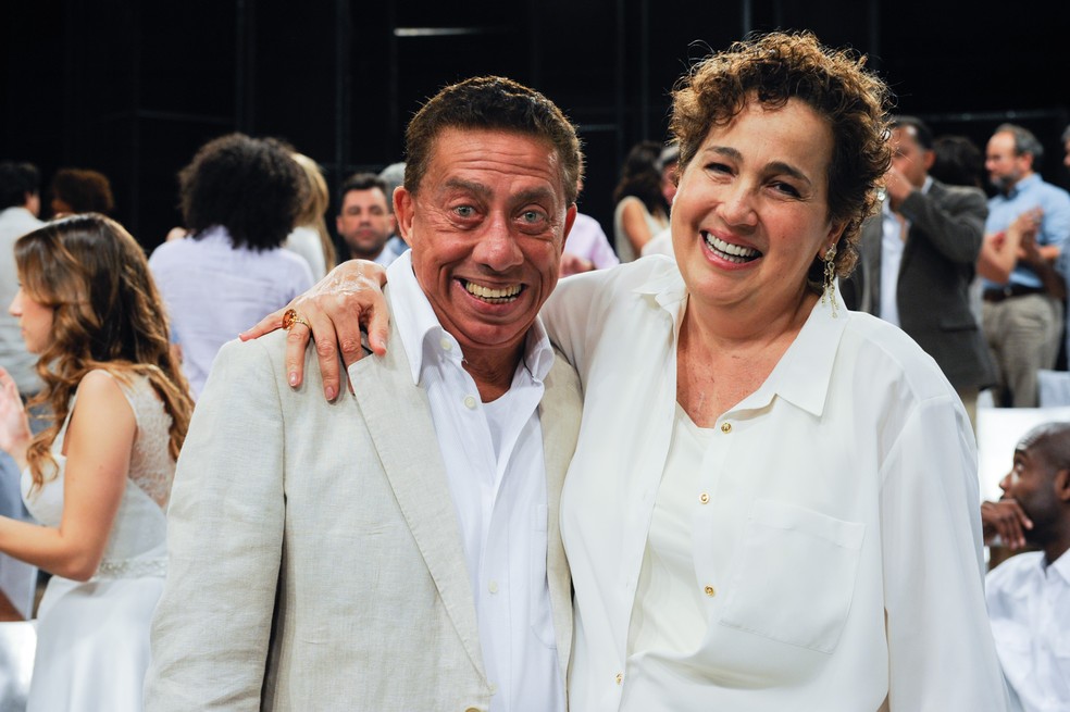 Paulo Silvino posa ao lado de Claudia Jimenez durante gravação da mensagem de fim de ano da Globo em 2014 — Foto: Renato Rocha Miranda/Globo