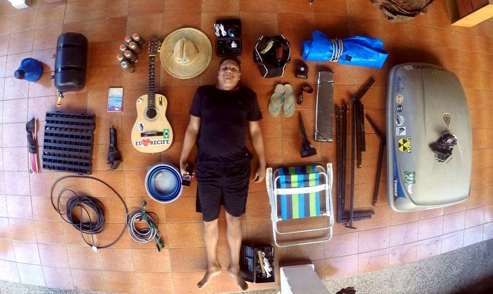 Luiz posa ao lado de tudo o que levou para uma das viagens pelo Brasil, antes de aventura internacional — Foto: Arquivo pessoal/ Luiz Torelli