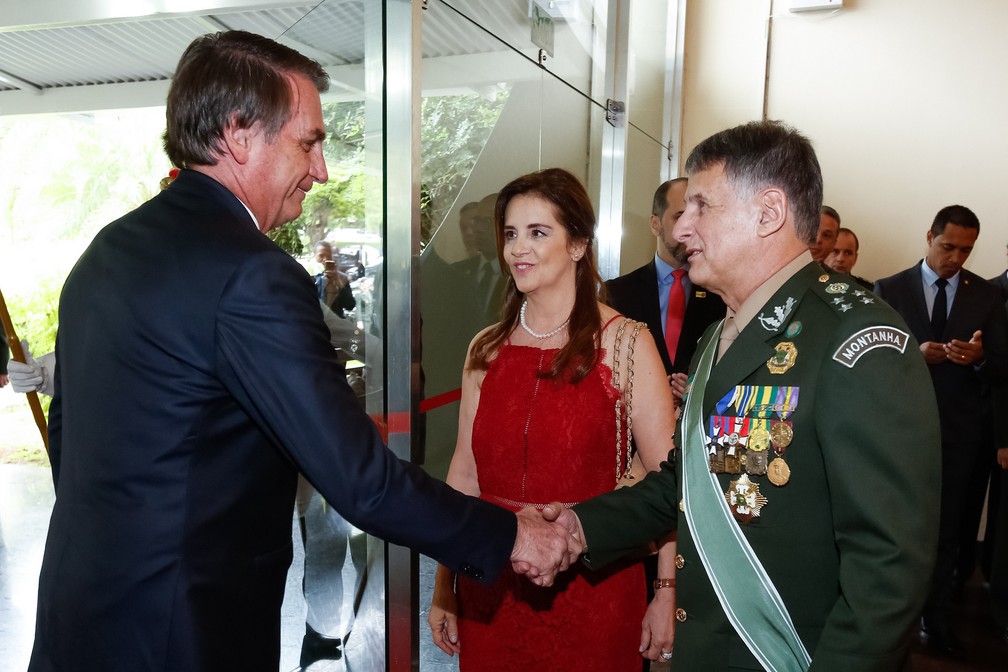 O novo comandante do ExÃ©rcito, general Edson Pujol, Ã© cumprimentado pelo presidente Jair Bolsonaro na cerimÃ´nia de transmissÃ£o de cargo â€” Foto: Marcos CorrÃªa/PR