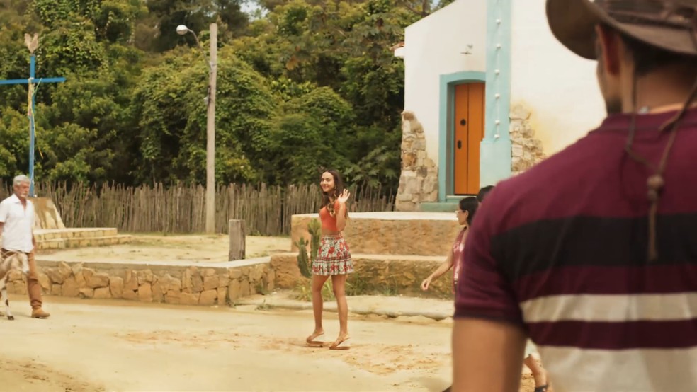 Anita muda o visual e deixa Joel Leiteiro com ciúmes, em 'Mar do Sertão' — Foto: globo