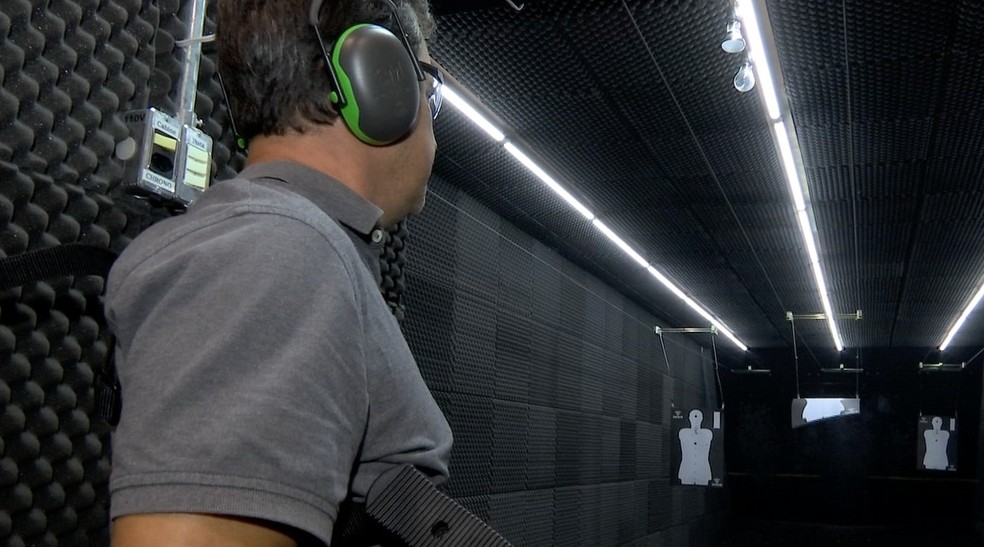 Ideal é que as pessoas que querem adquirir armas de fogo recebam treinamento — Foto: TVCA/Reprodução