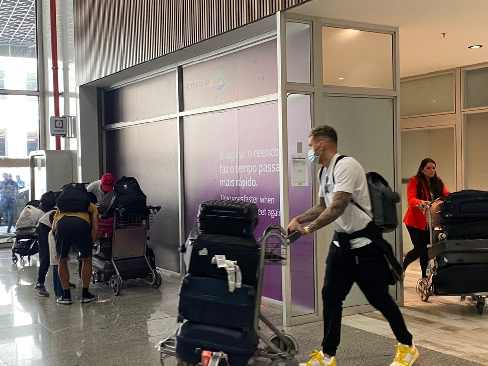 Ederson no desembarque da Seleção — Foto: Bruno Murito / ge