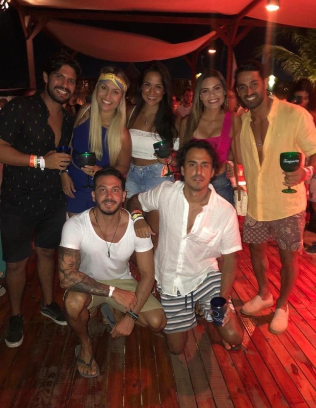 Fred Perusin e Sarah Andrade com grupo de amigos em comum em 2019 (Foto: Reprodução/Instagram)