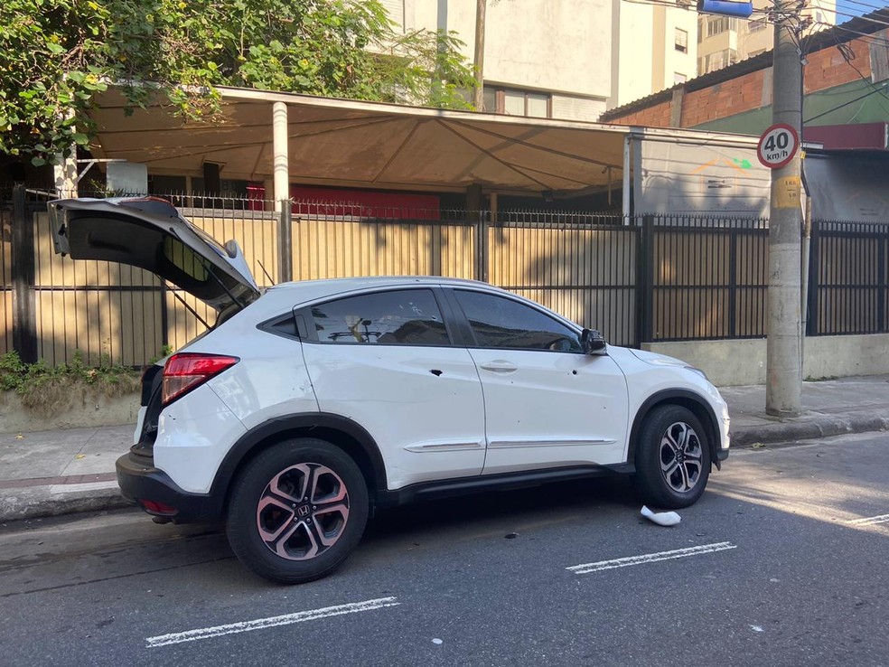 Carro onde o sequestrador estava antes de entrar em condomínio no Rio Comprido — Foto: Lívia Torres/TV Globo