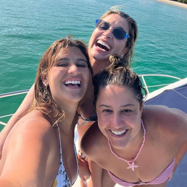Giulia Costa e Mariana Sochaczewski Simões Tristão com Flávia Alessandra (Foto: Instagram)