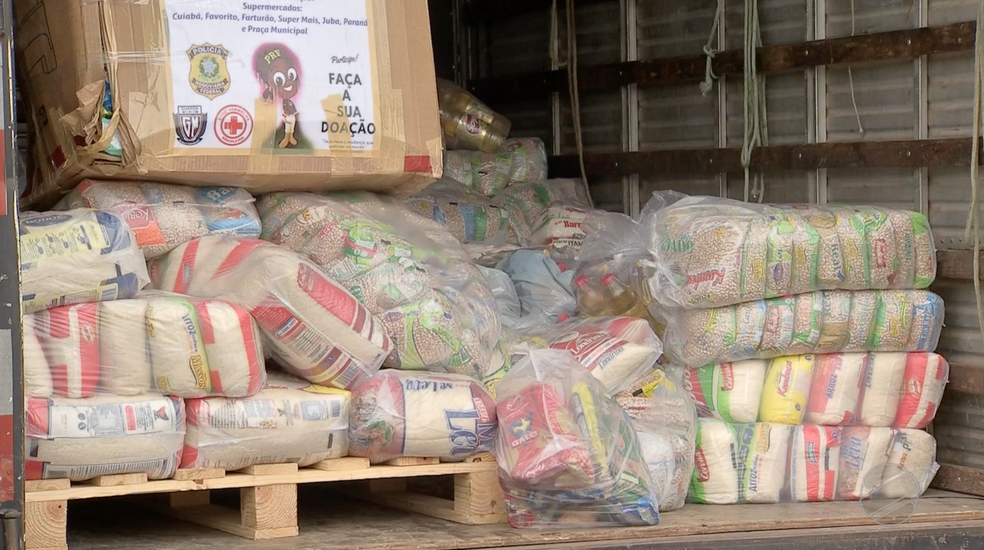 Mais de 2 toneladas de alimentos no perecveis foram arrecadadas (Foto: TVCA/ Reproduo)