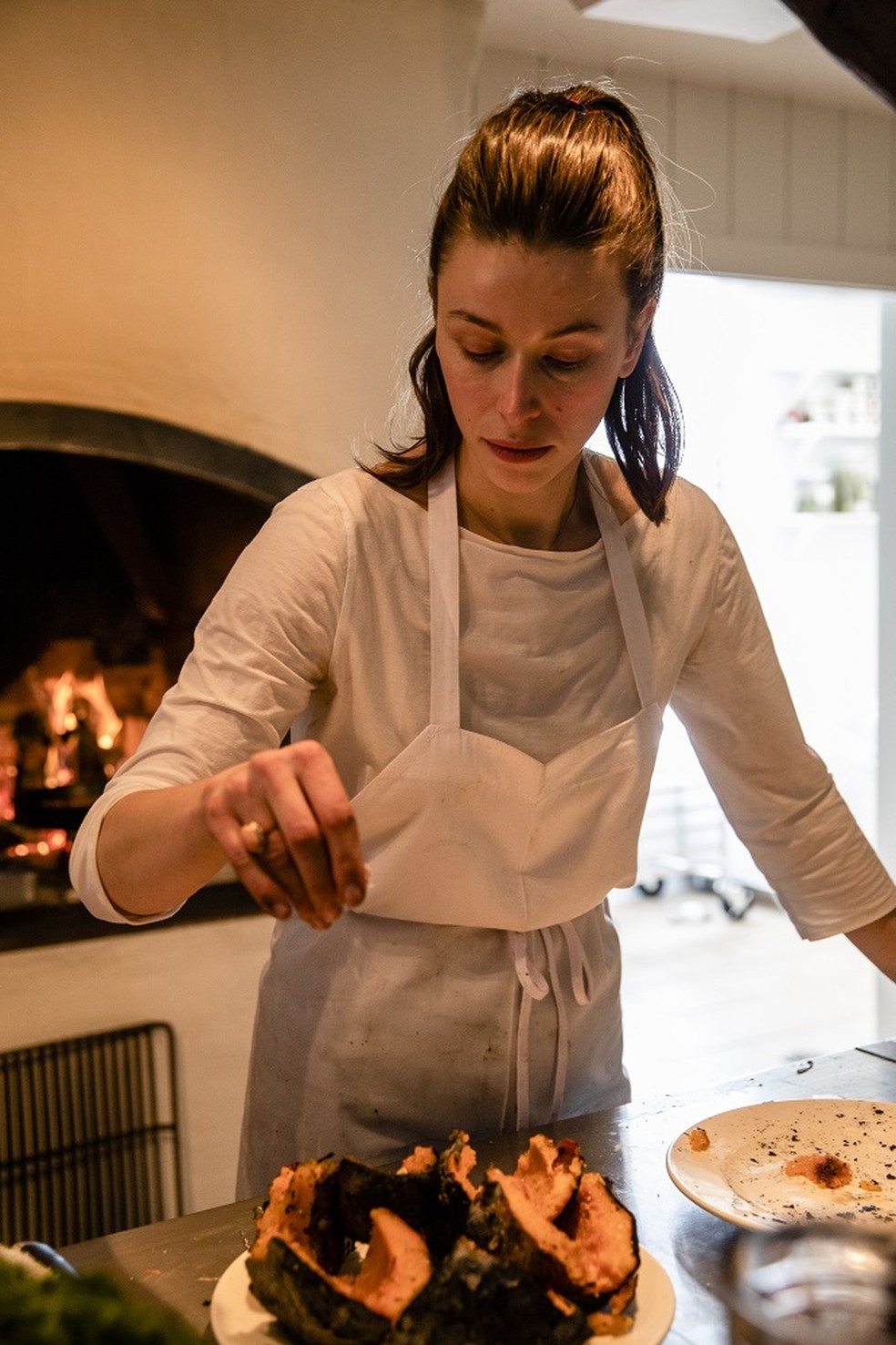 A chef Clare de Boer prepara um prato no seu novo restaurante Stissing House, em Pine Plains, interior do estado de Nova York — Foto: The New York Times