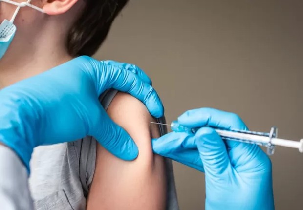 As crianças, que acabaram de ser incluídas na campanha de vacinação, são um dos grupos vulneráveis na atual onda provocada pela variante ômicron (Foto: Getty Images via BBC)