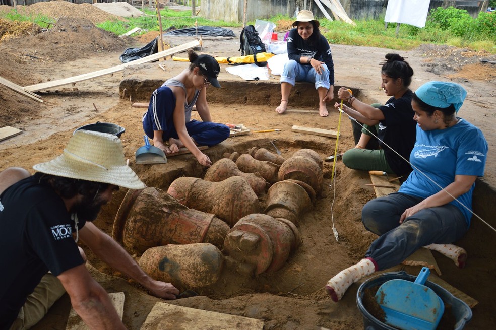 ArquÃ³logos analisam urnas encontradas em comunidade do AM (Foto: DivulgaÃ§Ã£o/Instituto MamirauÃ¡)