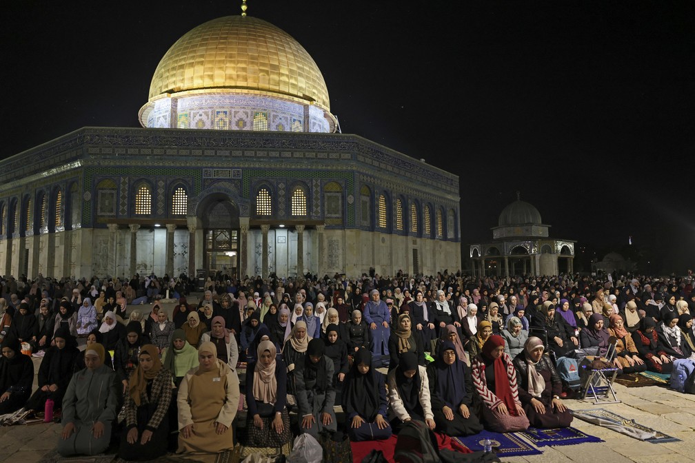 Muçulmanos palestinos rezam à noite na mesquita Al-Aqsa, durante as festividades do Ramadã, em Jerusalém. — Foto: Ahmad Gharabli/AFP