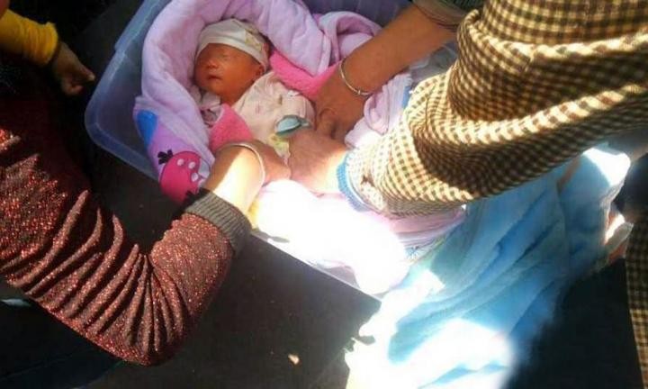 Bebê foi abandonada enrolada em um cobertor (Foto: Reprodução/Kidspot)