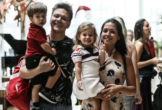 Thais Fersoza e Michel Teló com os filhos, Melinda e Teodoro, em shopping carioca (Foto: AgNews)