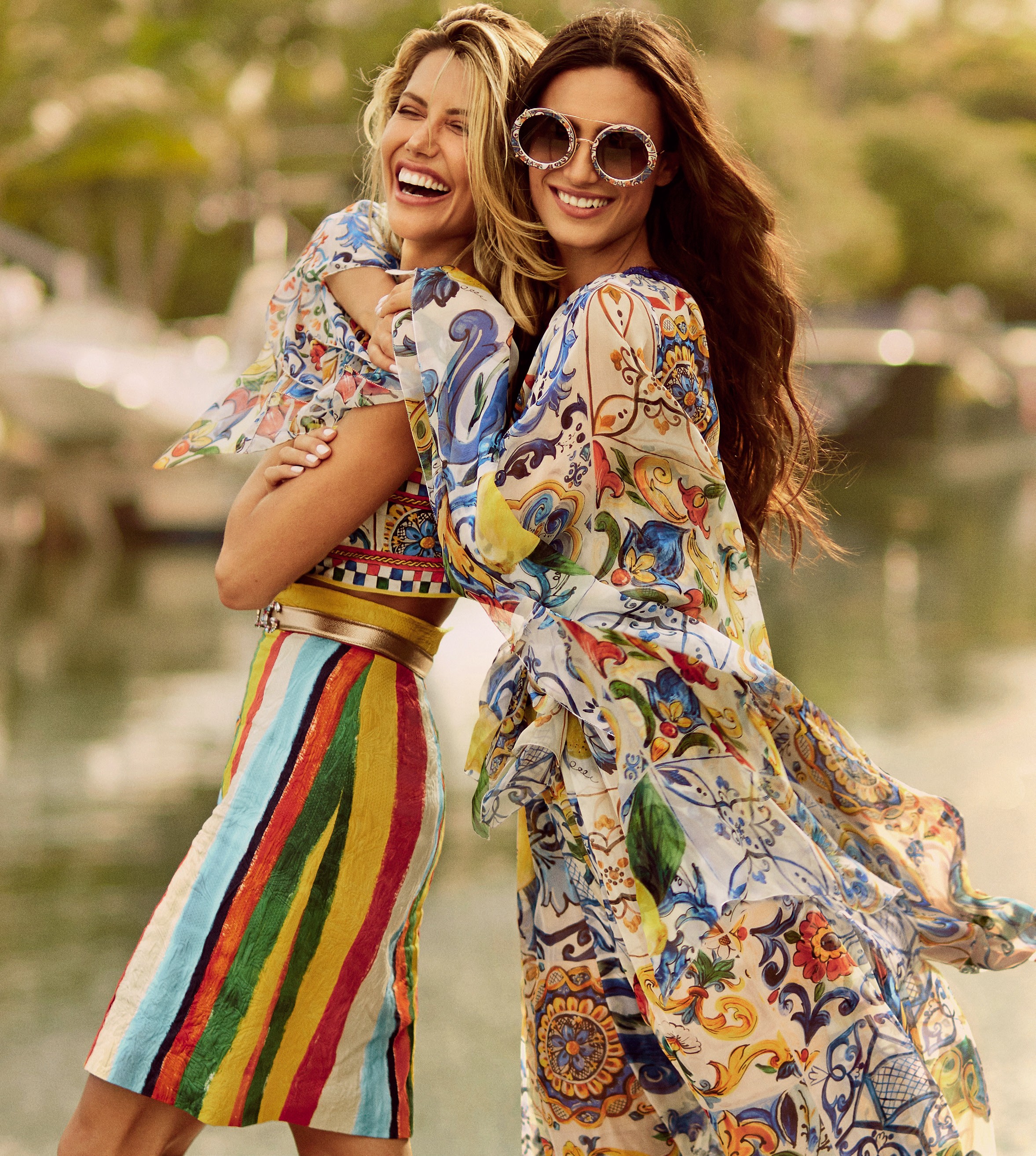 À esquerda, Martha veste saia (R$ 3.400), top (R$ 2.400) e cinto (R$ 2.100); Isabela usa vestido (R$ 10.900) e óculos de sol (R$ 2.400). Todas as peças são da coleção pre-fall 2018 da Dolce & Gabbana (Foto: Greg Swales )