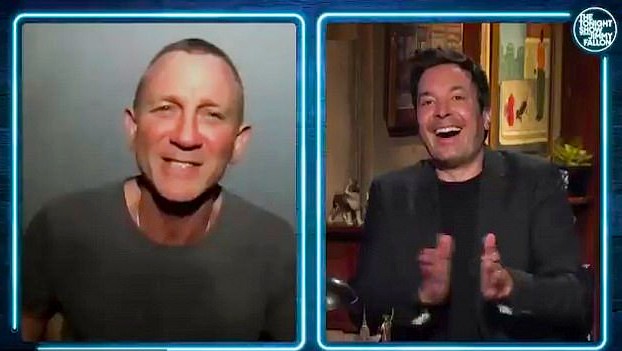 Daniel Craig sendo entrevistado pelo apresentador Jimmy Fallon (Foto: Reprodução)