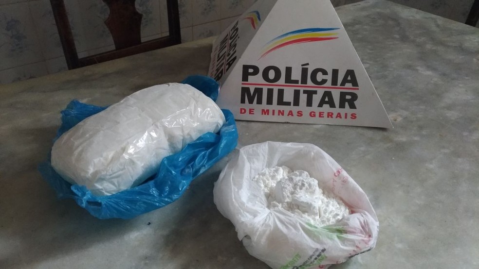 Cerca de um quilo de cocaína foi encontrado na bolsa da jovem (Foto: Polícia Militar/ Divulgação )