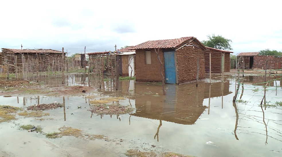 Chuva invadiu barracos no bairro Joo de Deus ? Foto: Reproduo/TV Grande Rio