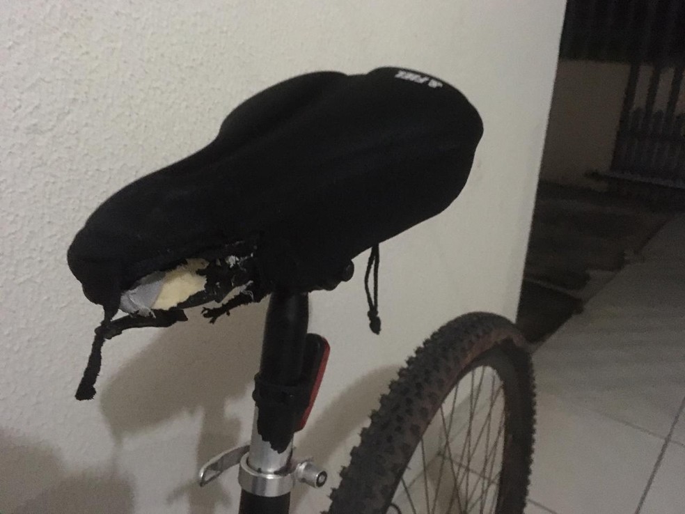 Banco da bicicleta foi destruído com a descarga elétrica — Foto: Corpo de Bombeiros/Divulgação