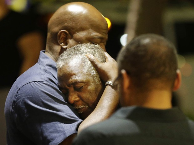 Frequentadores de igreja atacada em Charleston se abraçam após tiroteio (Foto: David Goldman/AP)