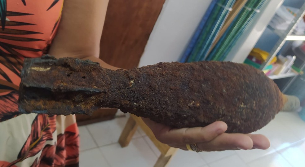 Bomba foi encontrada durante escavações em obra no Bairro Mondubim.  — Foto: Reprodução/TV Verdes Mares