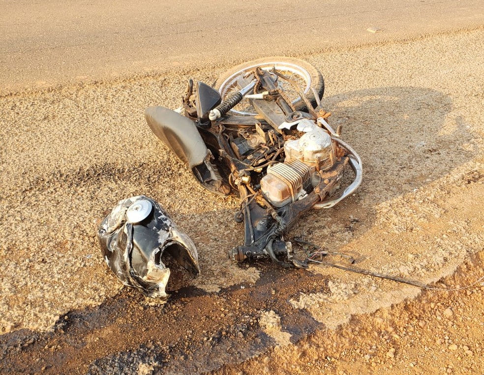 Moto onde casal estava foi destruída — Foto: Divulgação