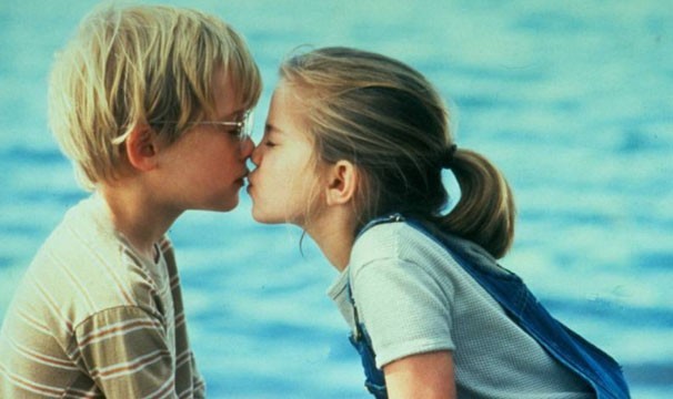 No filme, os pequenos Thomas e Vada descobrem juntos o gosto do primeiro beijo (Foto: Reprodução/ Divulgação)