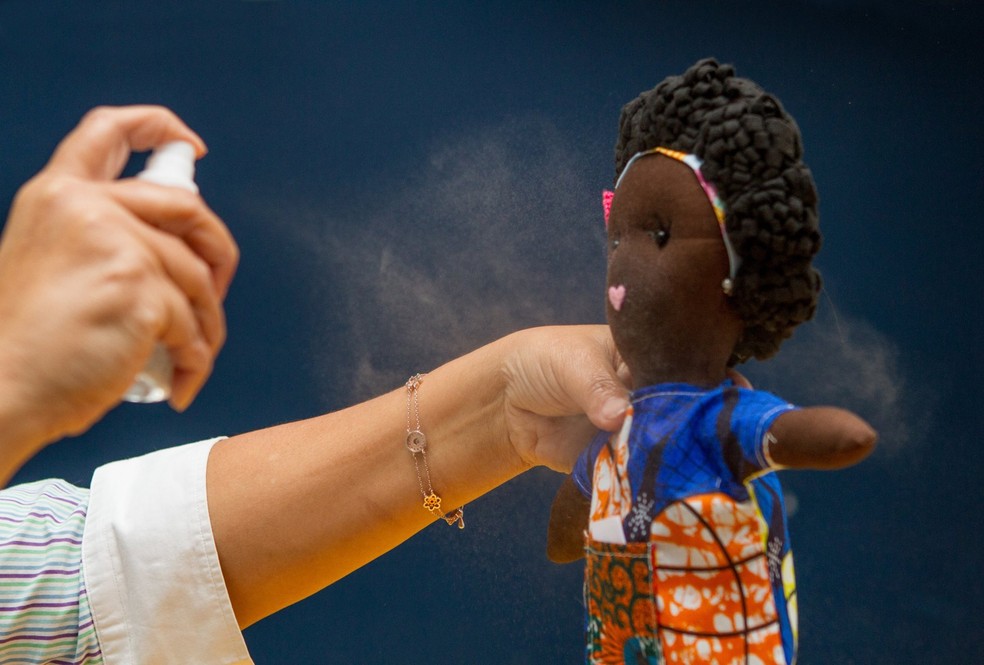 Brinquedo recebe spray de bergamota que age como repelante e no tratamento da depressão infantil (Foto: Arquivo Pessoal)