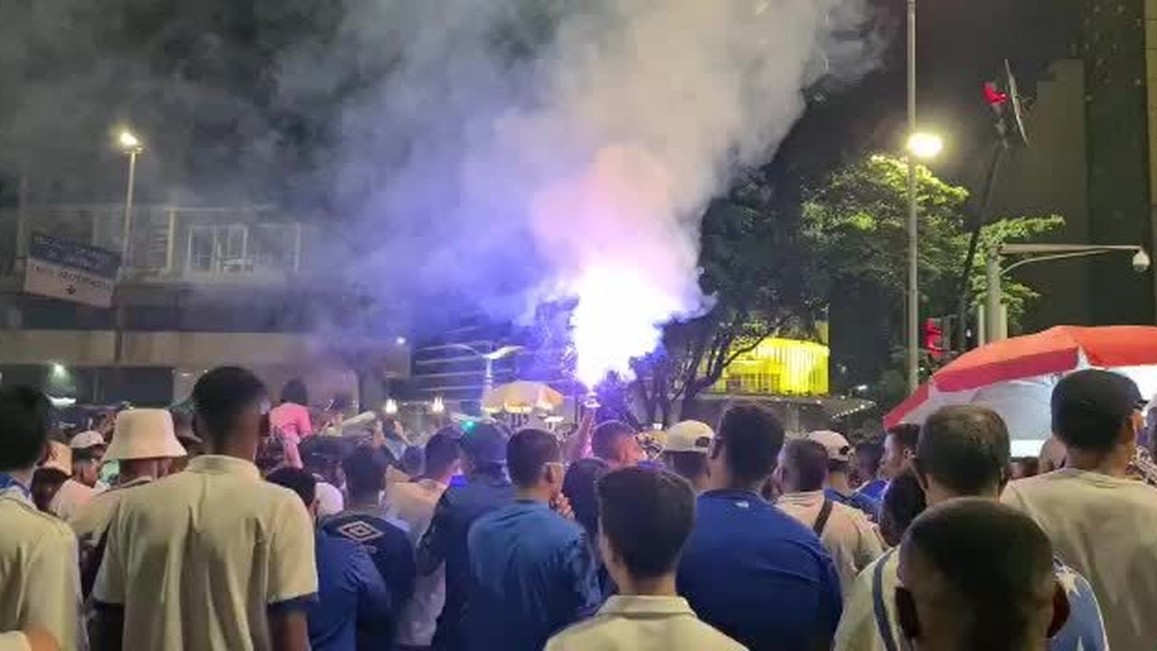 Aps acesso, torcida do Cruzeiro lota Praa Sete e canta hino do clube