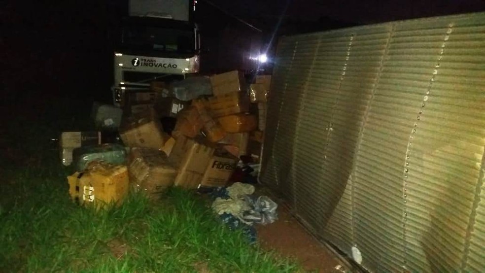Carga de caixas se espalhou por rodovia após caminhão tombar em Assis — Foto: Arquivo pessoal