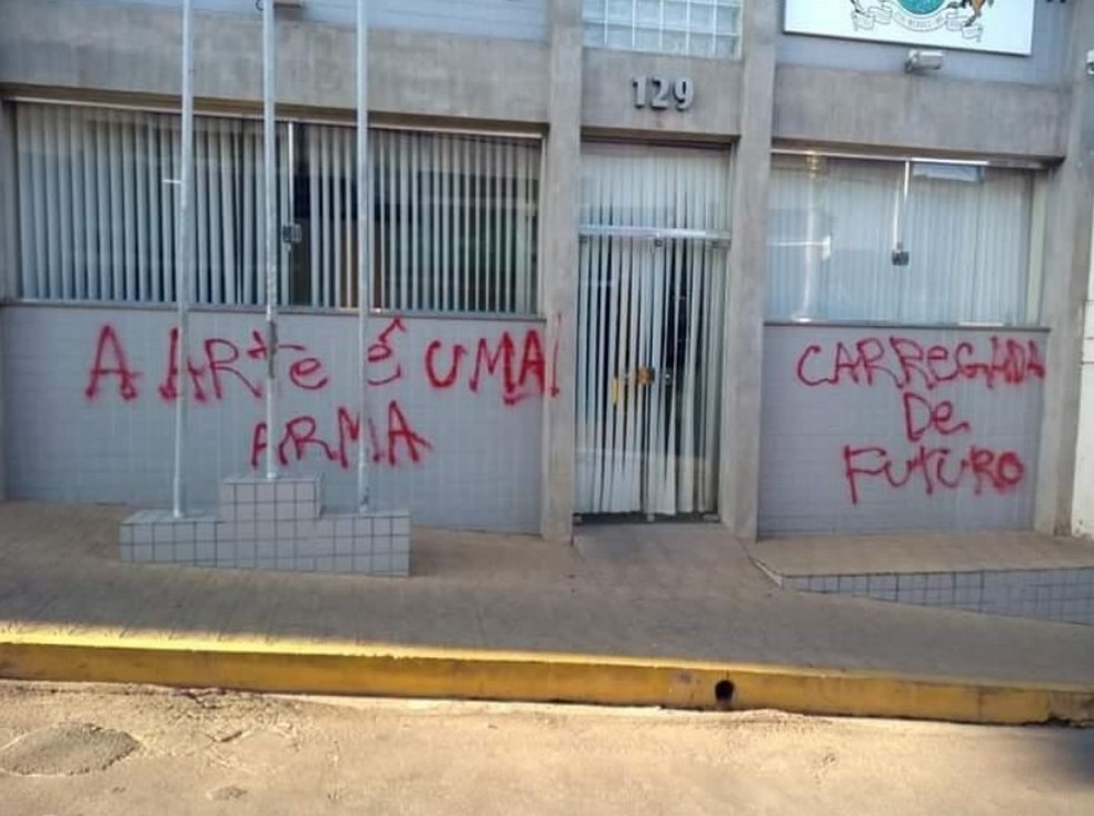 Suspeito Por Pichar Camara De Eloi Mendes E Deixar Simulador De Bomba Relogio E Identificado Sul De Minas G1 In 2013, the parish merged into the new parish carcavelos e parede. suspeito por pichar camara de eloi